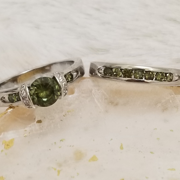 Beautiful Simulated Peridot Ring Set Size 10 - Picture 4 of 4